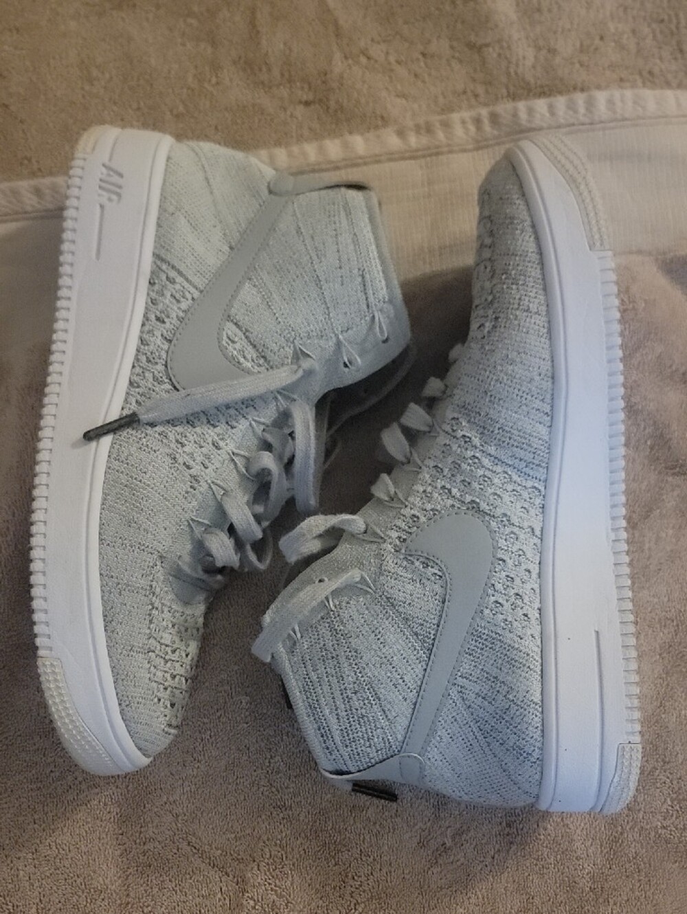 Light Gray High-Top Knit Men's Sneakers without ankle strap